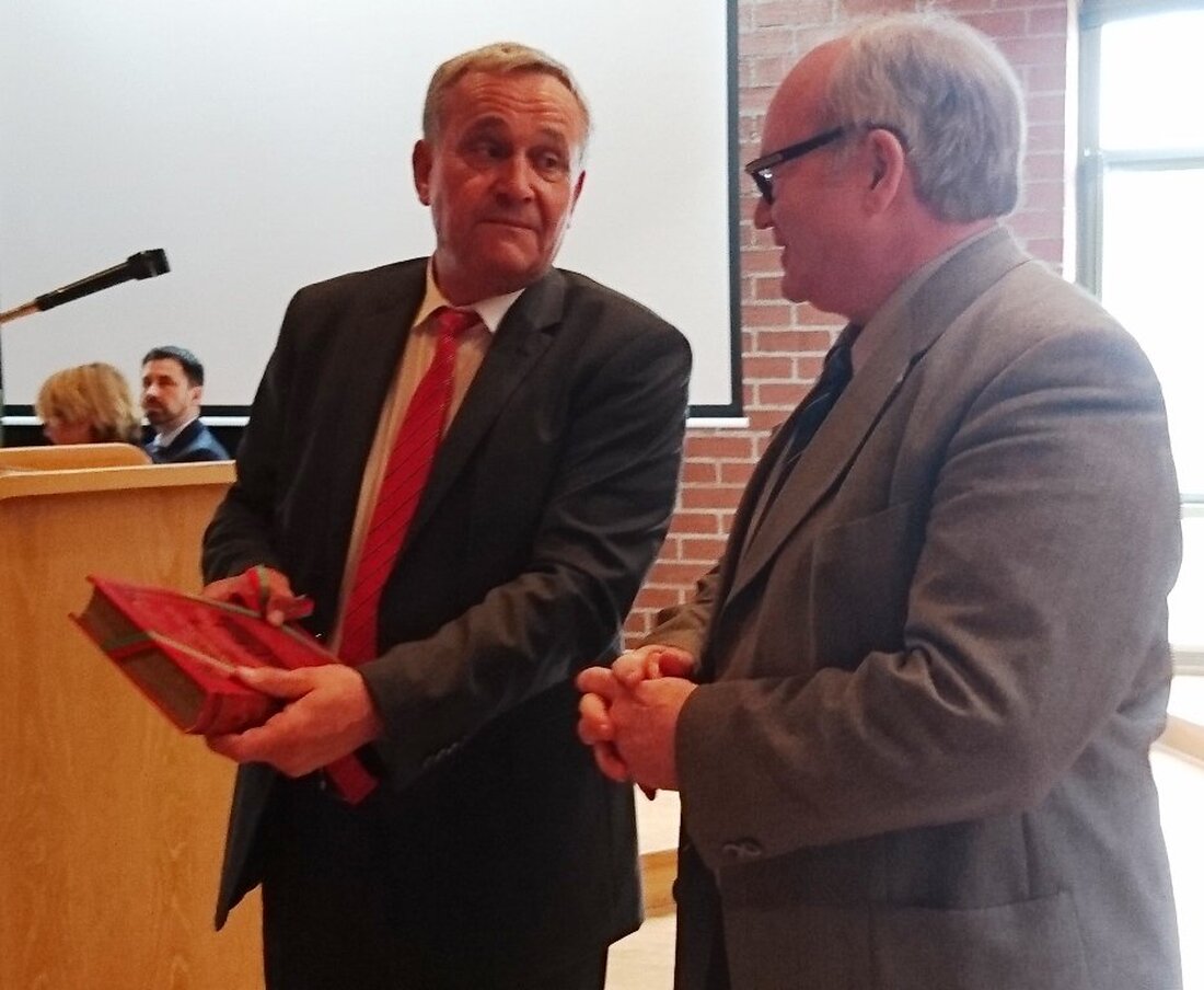 Weiden. Stadtrat Reinhard Hese scheidet aus seinem Amt aus. In der gestrigen Stadtratssitzung ließ Oberbürgermeister Kurt Seggewiß die Tätigkeiten des langjährigen Mitglieds noch einmal Revue passieren. Hort Fuchs bekommt den [&hellip;]