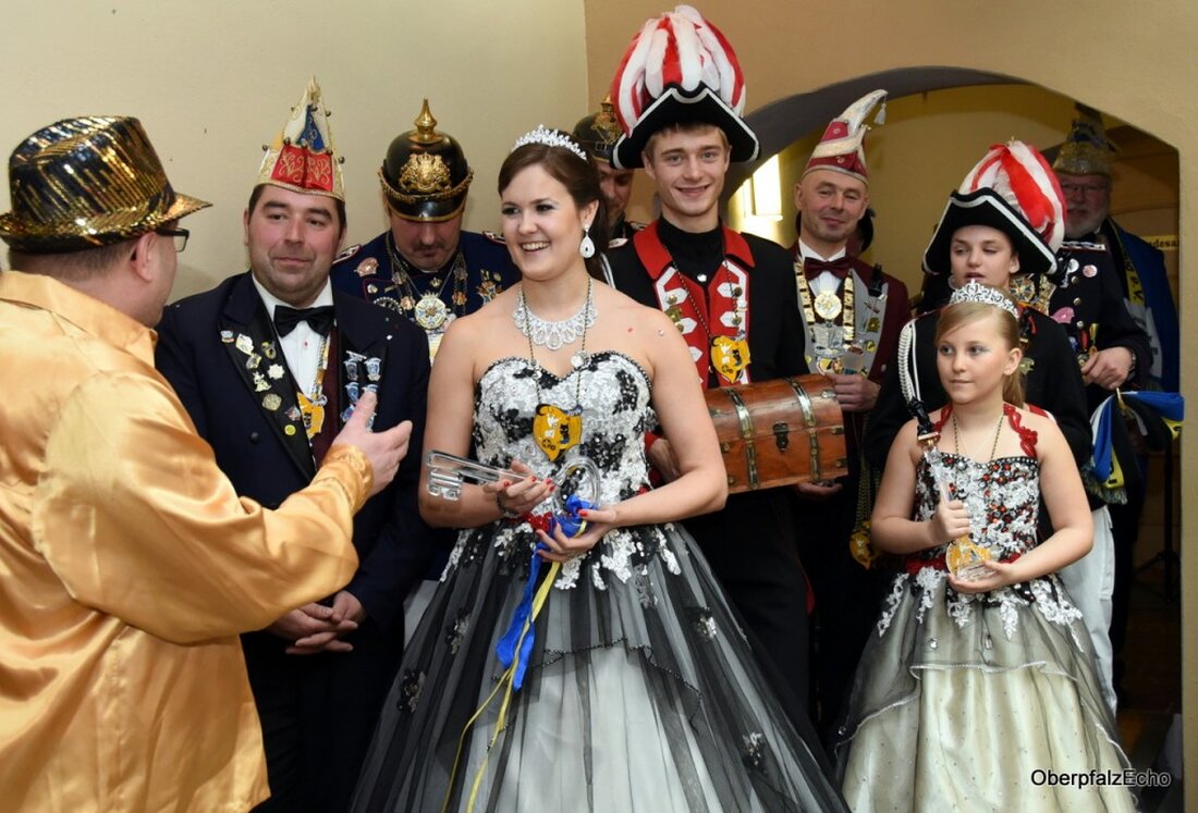 Neustadt/WN. Beinahe hätte das Neustädter Prinzenpaar mit seiner Regentschaft über die Kreisstadt in die Verlängerung gehen müssen. Gemäß dem Brauch brachten sie die Stadtkasse ins Rathaus zurück. Die eigentlichen Hausherren [&hellip;]
