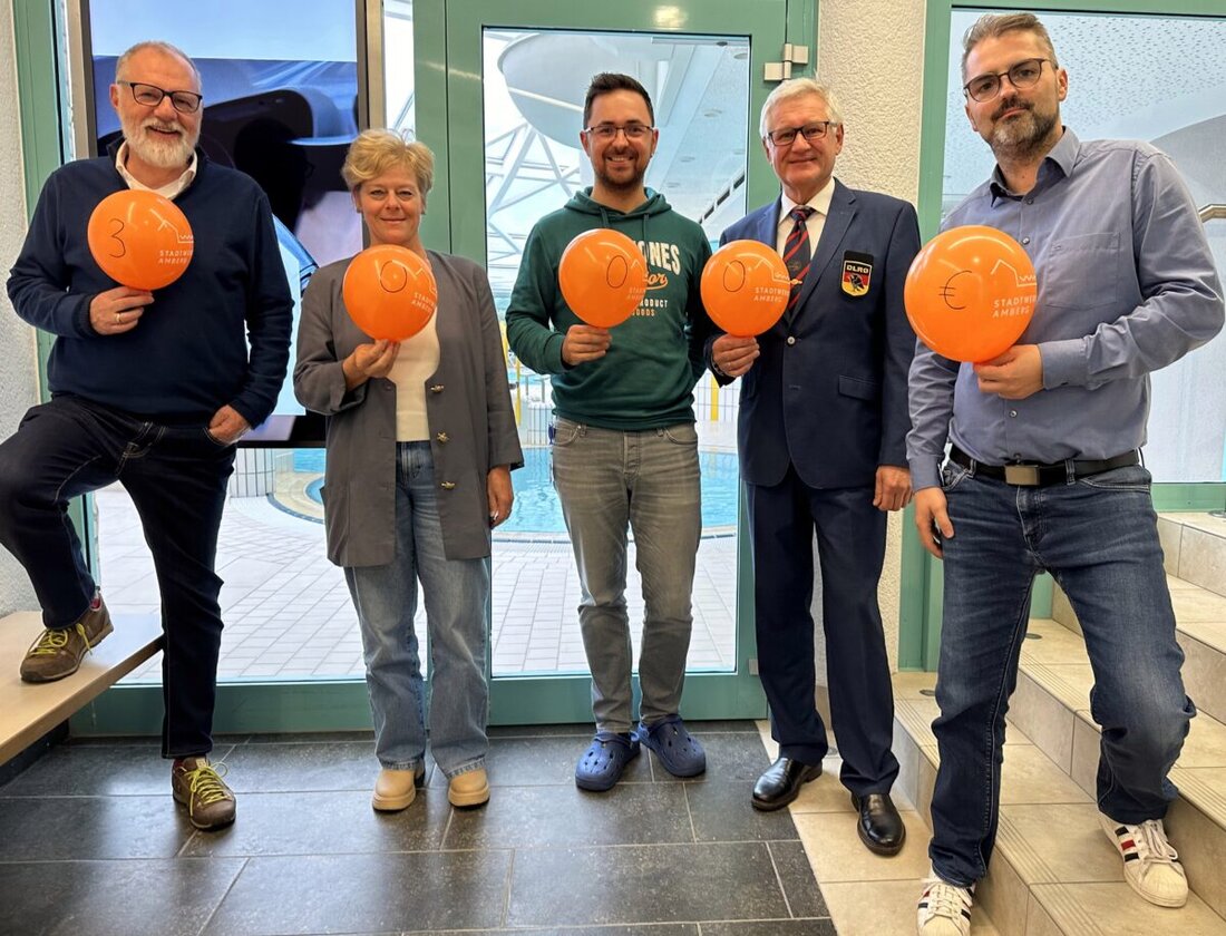 Amberg. Die Stadtwerke Amberg unterstützen die DLRG und Wasserwacht Ortsgruppe mit insgesamt 3.000 € für ihre Arbeit in und an Gewässern. Die Spende fördert Schwimmkurse und die Anschaffung eines Rettungsrafts.