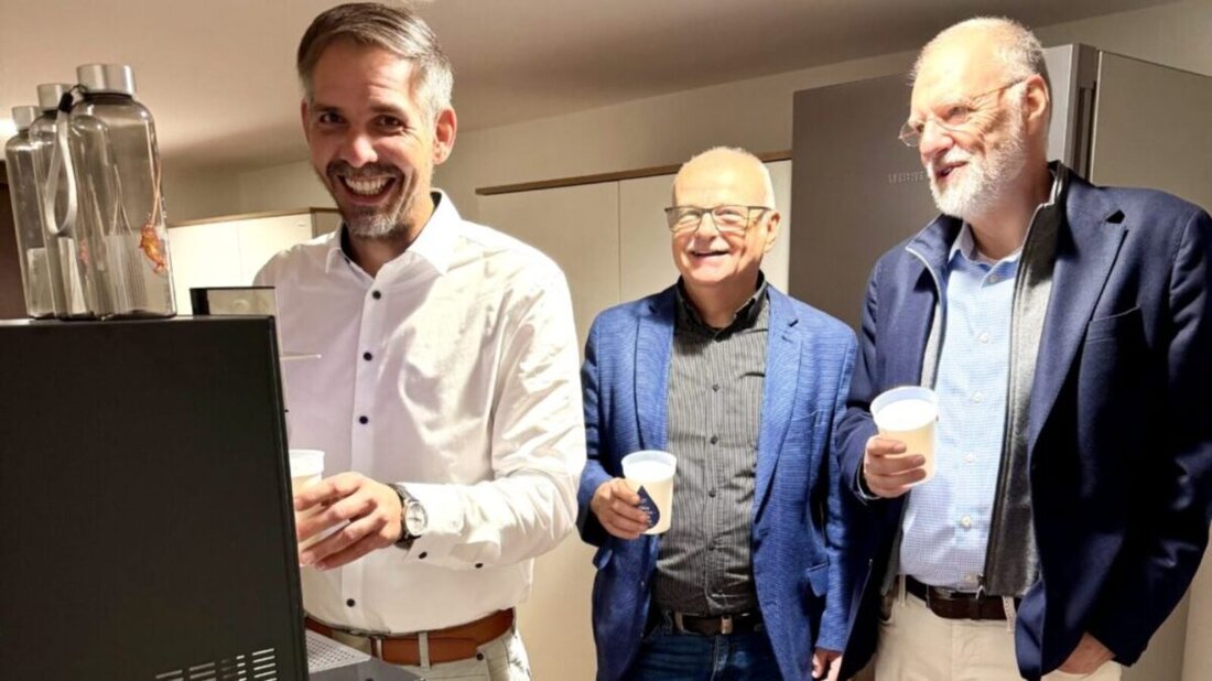 Amberg. Ein neuer Trinkwasserspender im Rathaus versorgt die Belegschaft kostenlos mit frischem Wasser. Die Stadtwerke Amberg investierten rund 3.000 € und setzen damit ein Zeichen für Gesundheit und Nachhaltigkeit.