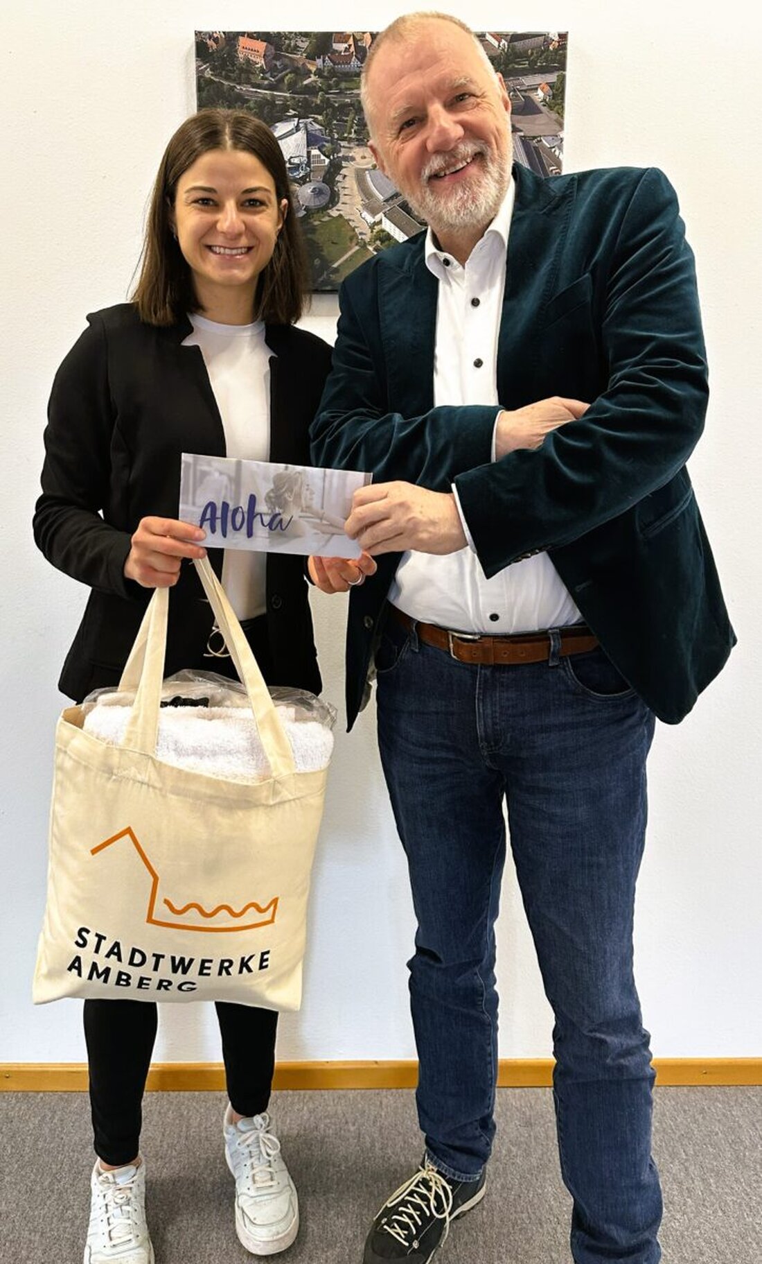 Amberg. Die Stadtwerke unterstützen die talentierte Sprinterin Katrin Fehm aus der Region mit einer Bonuskarte für das Kurfürstenbad und setzen damit ein Zeichen für die Förderung des lokalen Sports.