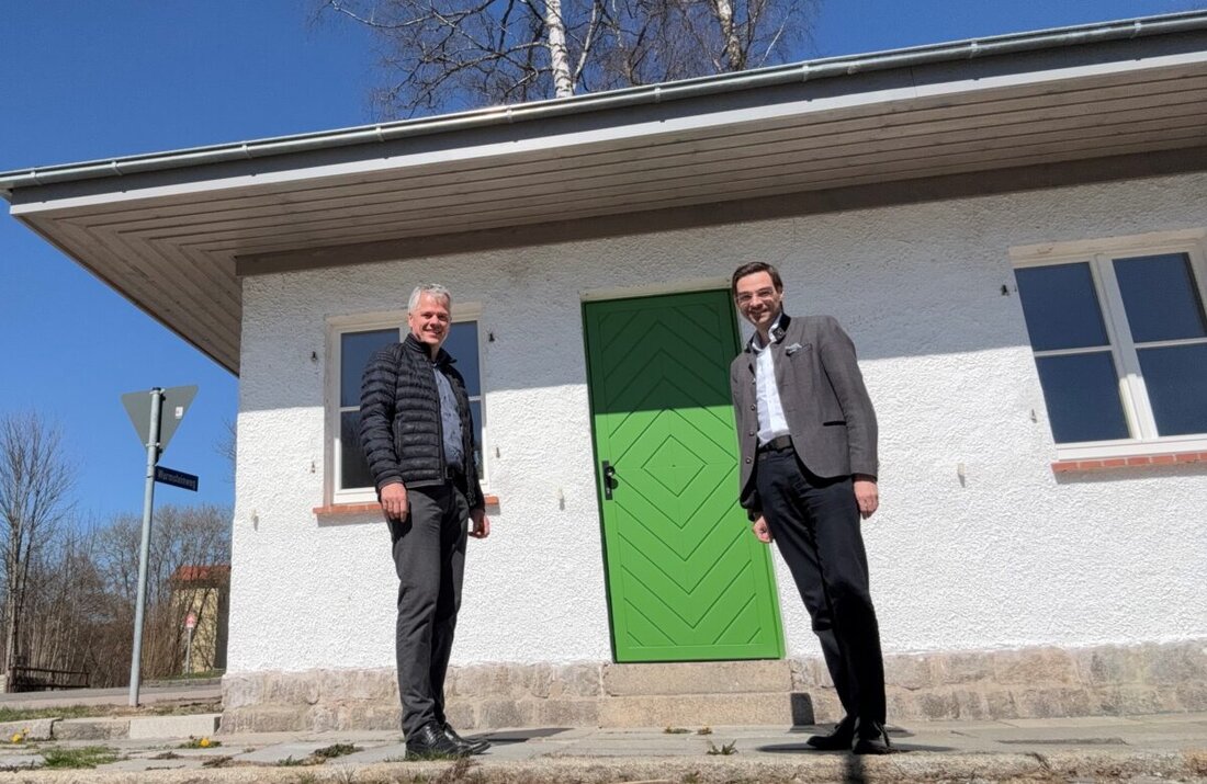 Flossenbürg. Bei einem Besuch informierte sich Landtagsabgeordneter Dr. Stephan Oetzinger über städtebauliche Fortschritte, darunter die Sanierung eines Kiosks und die Modernisierung des Plattenbergs.