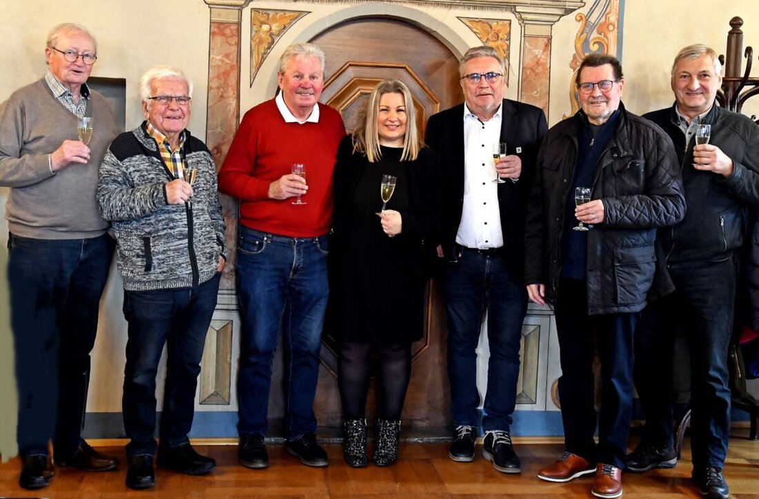Weiden. Mitglieder des Städtepartnerschaftsvereins reisten mit 48 Teilnehmern zum Weihnachtsmarkt nach Annaberg-Buchholz. Vor Ort gab es einen Empfang im Adam-Ries-Zimmer. Museum und Bergkirche lockten.