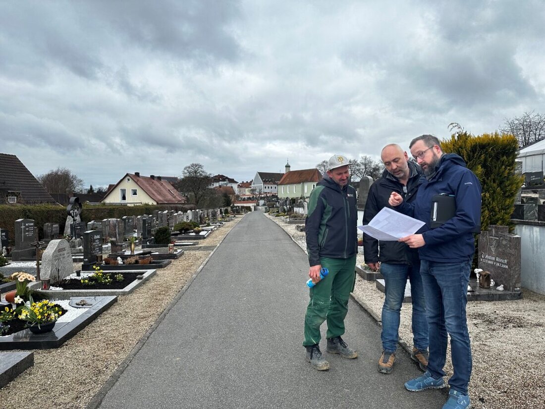 Neustadt/WN. Der städtische Friedhof erhält neue Sitzbänke und Bäume. So entsteht mehr Schatten und Aufenthaltsqualität. Nach dem Stadtratsbeschluss vom Oktober 2024 startet die Umsetzung durch die Gärtnerei Steinhilber.