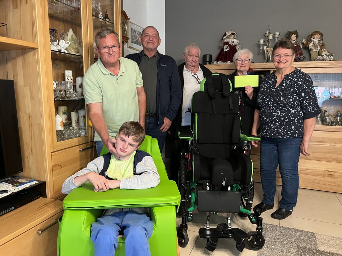 Burglengenfeld. Der Stammtisch „Zur Einkehr“ spendet 1.000 Euro an den schwerstbehinderten 13-jährigen Philipp, um ihn bei der Beschaffung teurer Hilfsmittel zu unterstützen. Das Geld wurde überwiegend durch die Vermietung des Weinkellers für soziale Zwecke gesammelt.