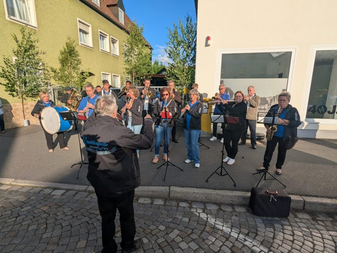 Neustadt/WN. Am Vorabend von Fronleichnam ersetzten drei Standkonzerte den Zapfenstreich. Sie fanden am Hospiz St. Felix, in der Freyung bei Näger und vor dem Landratsamt statt; Beginn um 18.30 Uhr, Finale gegen 19.45 Uhr.