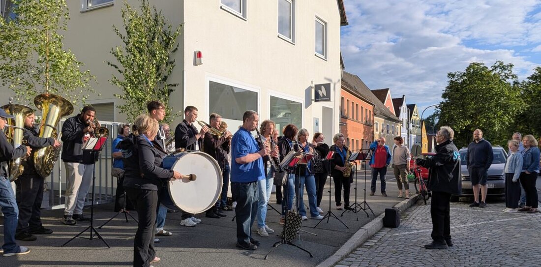 Neustadt/WN. Am Vorabend von Fronleichnam führte die Stadtkapelle die Tradition fort: drei Standkonzerte am Hospiz, in der Freyung und vor den Lobkowitz-Schlössern. Applaus und Gäste begleiteten den Abend.