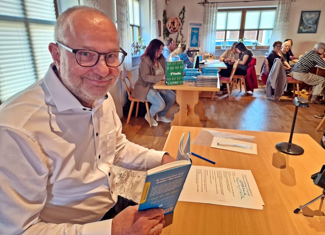 Weiden. Bei den 38. Weidener Literaturtagen stellte Buchhändler und Autor Martin Stangl in der Almhüttn sein Wörterbuch „Wäij ma da Schnoowl gwachsn is“ vor und zeigte, wie lebendig und vielschichtig der Oberpfälzer Dialekt ist.