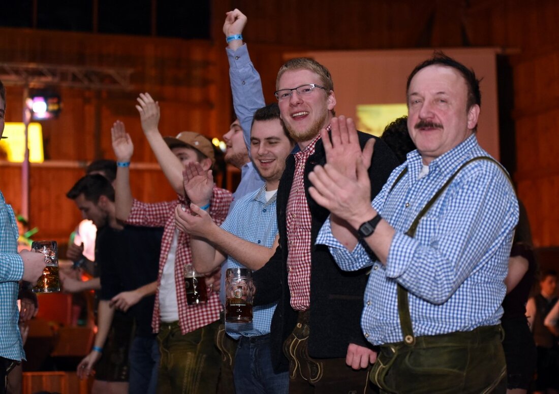 Wurz. „Ich find’s klasse“, strahlt Anja Gärtner mit einem breiten Lächeln im Gesicht. Sie ist zum ersten Mal beim Starkbierfest in der O’Schnitthalle dabei. „Ich hatte immer nur Gutes von [&hellip;]