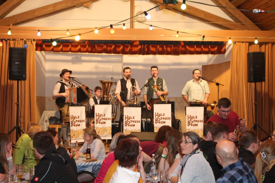Neukirchen zu St. Christoph.
Am Samstag, 14. März, füllte das Starkbierfest der KLJB das Pfarrheim bis auf den letzten Platz.
Die Hulzstoussboum aus Waldthurn sorgten für beste Stimmung, Gäste und Vereine feierten ausgelassen.