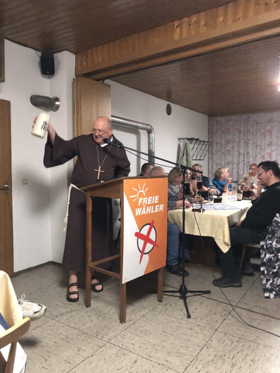 Das Starkbierfest der Freien Wähler in Mantel lockte viele Besucher an. Neben lokalen Themen sorgten ein Fahrradunfall des Bürgermeisters und Beiträge von Fastenprediger Pater Klaus für Heiterkeit.