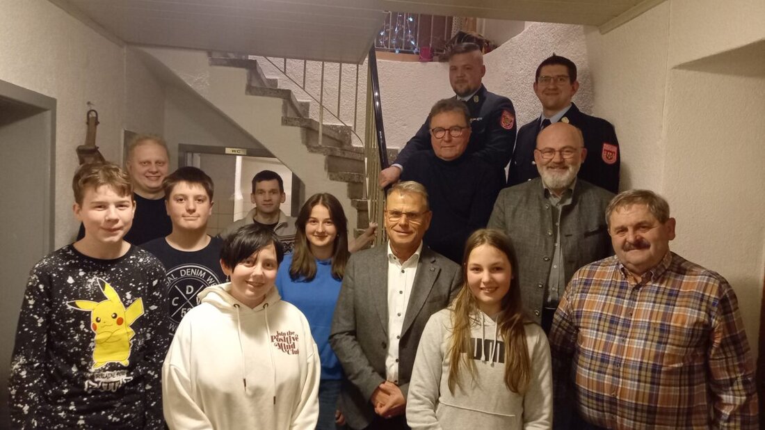 Bernstein. Die Feuerwehr blickt auf zwölf Einsätze und drei Gemeinschaftsübungen zurück; neue Ausrüstung kam dank der Stadt. Die Jugend ist stark: vier Mädchen und vier Jungen sind in der Gruppe; 2026 wird die Zusammenarbeit betont.