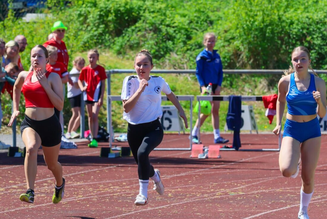 Eschenbach. Mit 22 Athletinnen und Athleten feierte der SVSW Kemnath bei der Bahneröffnung am 2. Mai einen starken Saisonstart. Podestplätze, Bestleistungen und viel Teamgeist prägten den Wettkampftag.