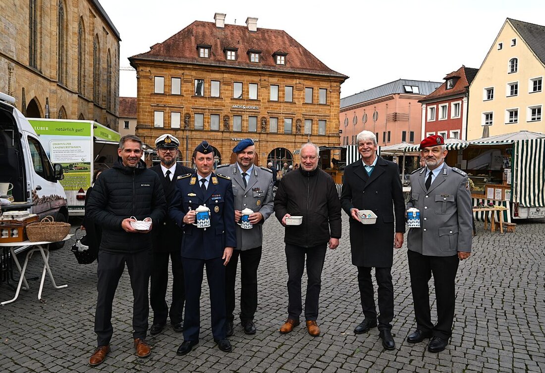 Amberg. Mit Unterstützung der Bundeswehr gab Oberbürgermeister Michael Fritz am Amberger Marktplatz den Startschuss für die Sammlung zugunsten des Volksbundes Deutsche Kriegsgräberfürsorge, die bis 30. Oktober 2026 läuft.