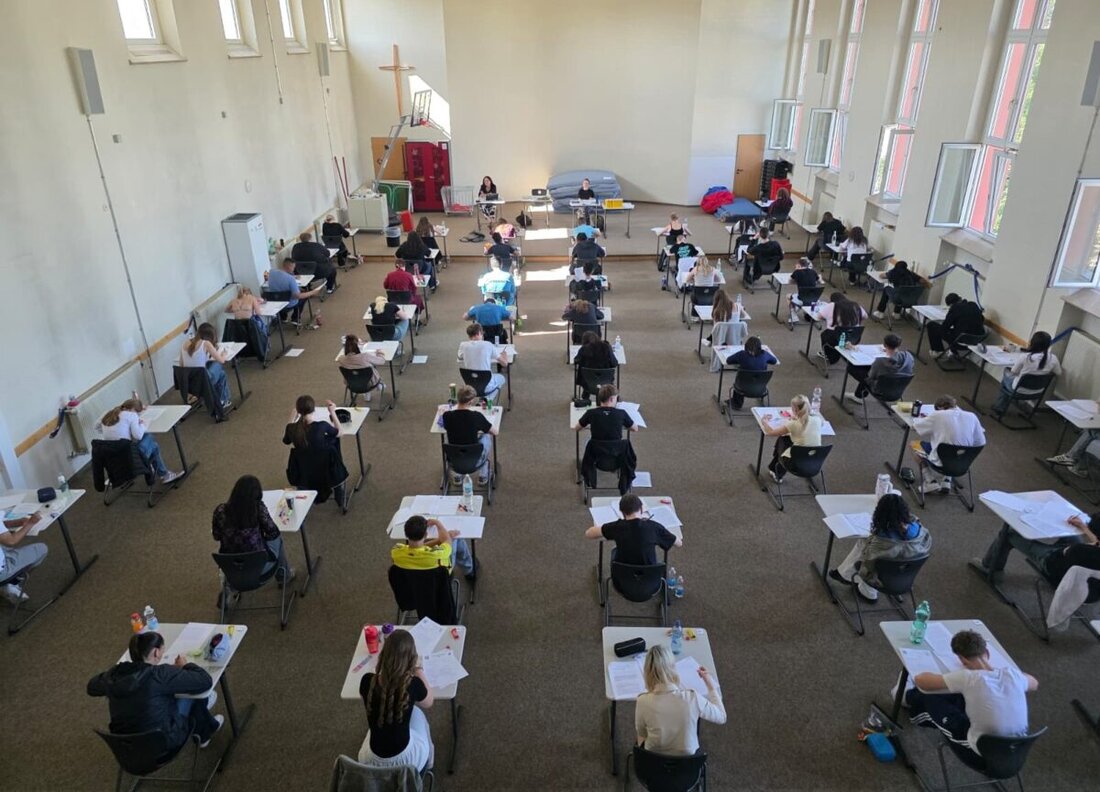 Weiden. An der Wirtschaftsschule haben für 64 Schülerinnen und Schüler die schriftlichen Abschlussprüfungen zum mittleren Schulabschluss begonnen. Trotz Hitze startete Deutsch, es folgen Mathematik, Englisch und BSK.