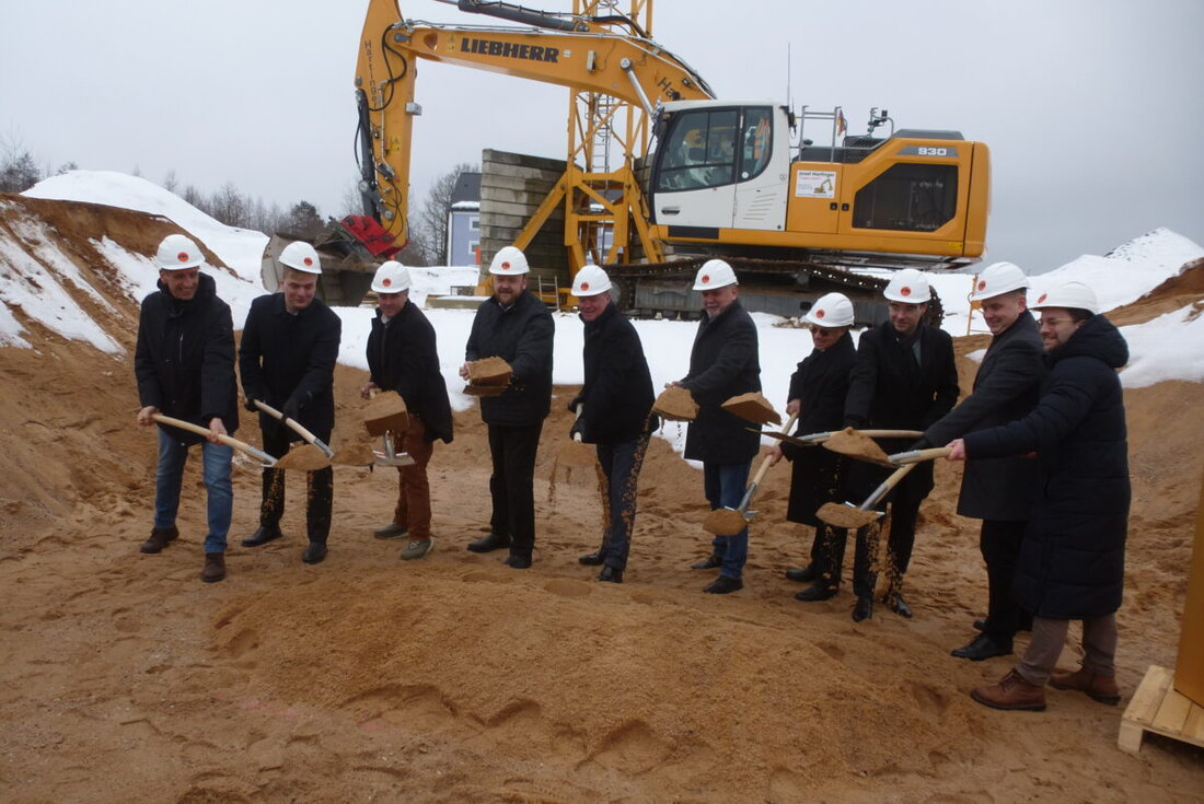 Weiherhammer. Der Spatenstich für das 30-Millionen-Euro-Projekt ALIA ist erfolgt. Geplant sind Wohnen, Begegnung und Pflege auf 14.000 Quadratmetern, gebaut in modularer Holzbauweise und gefördert vom Freistaat.