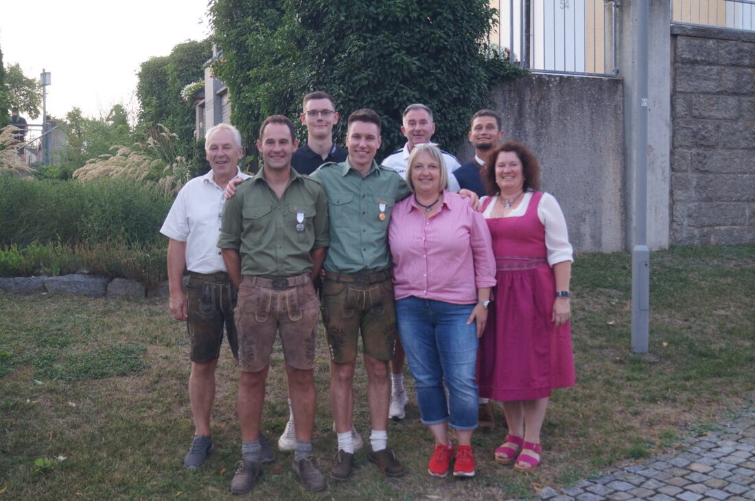 Weihern. Stefan Gradl ist neuer Gauschützenkönig des Schützengaus Nabburg – Titel bleibt bei den Eichelbachschützen Weihern-Stein. In Schwarzenfeld übergab Matthias Reis die Königskette, Gradl siegte mit einem 26,4-Teiler.