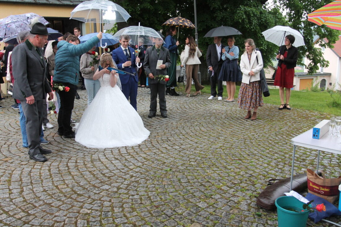 Neukirchen zu St. Christoph. Stefan und Maria, begeisterte Schützen, gaben sich nach ihrer standesamtlichen Hochzeit am 6. Mai am 7. Juni in Neukirchen das Ja-Wort. Ihre Liebe zum Schießsport und zueinander wurde mit Lasergewehren und dem Segen für eine gemeinsame Zukunft gefeiert.
