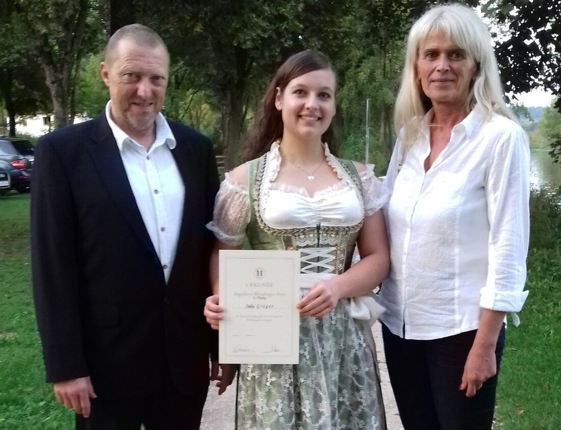 Mitterteich. Nach drei Jahren hat Julia Greger es geschafft. Ihren Gesellenbrief hat sie in der Tasche – und das auch noch als eine der Besten. Gekonnt setzte sie bei der [&hellip;]