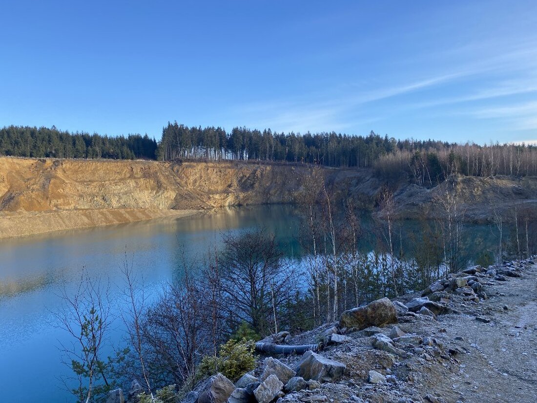 Letzau. Schön liegt er da in der Morgensonne, die Wasseroberfläche schimmert türkisfarben. Das Bild trügt. Der über 30.000 Quadratmeter große See im Steinbruch Remmelberg ist stark mit Schwermetallen belastet. Er [&hellip;]