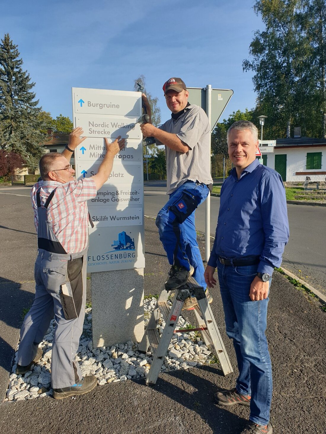 Flossenbürg. Man schaut durch einen Stein mit Loch auf die Burg und schaut dann auf das Smartphone, das zum analogen Blick digitale Information liefert. Die Gemeinde will modellhaft für die [&hellip;]