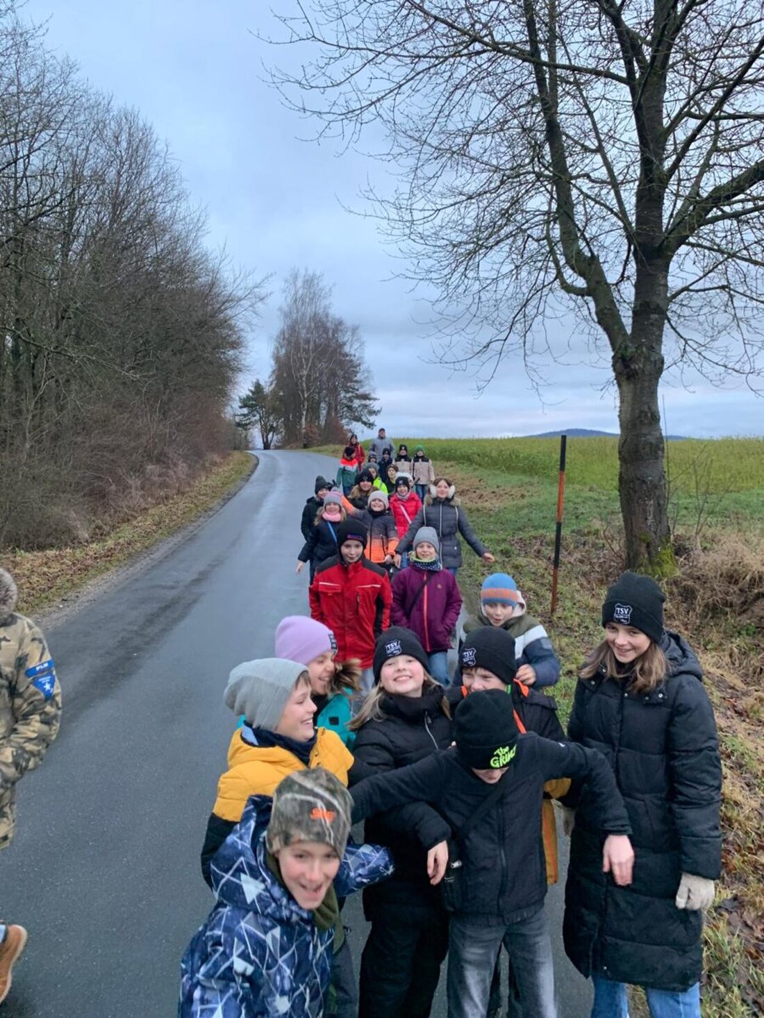 Eslarn. Der TSV feierte mit 120 Kindern eine sportliche Weihnachtsfeier, inklusive Sternenwanderung und kulinarischen Genüssen wie Waffeln und Punsch.