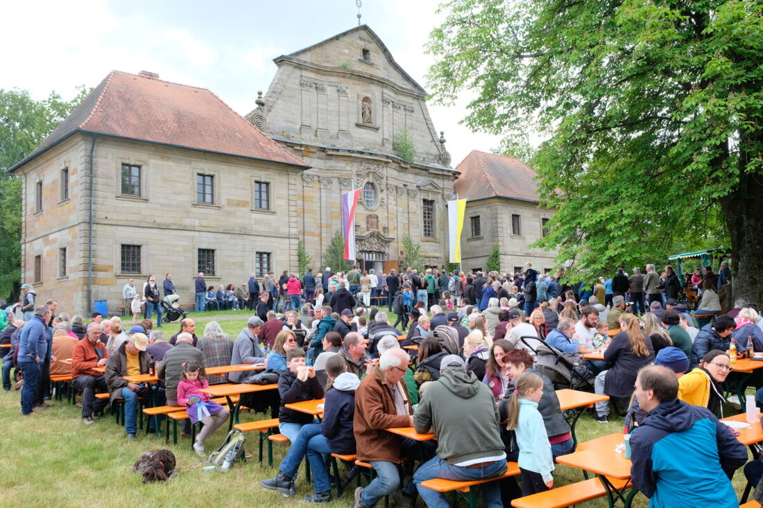 Speinshart. Der Himmelfahrtstag zog viele Reiter zum traditionellen Sternritt auf den Barbaraberg, gekennzeichnet durch einen Festgottesdienst, Pferdesegnung und gesellige Zusammenkünfte. Die Veranstaltung, gestartet 1976, lockte über 1.000 Zuschauer an und verband Reitsport mit Glaube und Gemeinschaft.