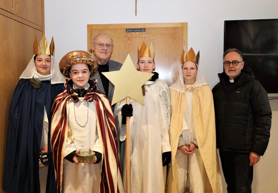 Weiden. Ministranten der Pfarrei St. Josef überbringen in Weiden als Sternsinger den Segen Gottes, unterstützt von kirchlichen Vertretern. Die Aktion sammelt weltweit für Kinderrechte und Hilfsprojekte.