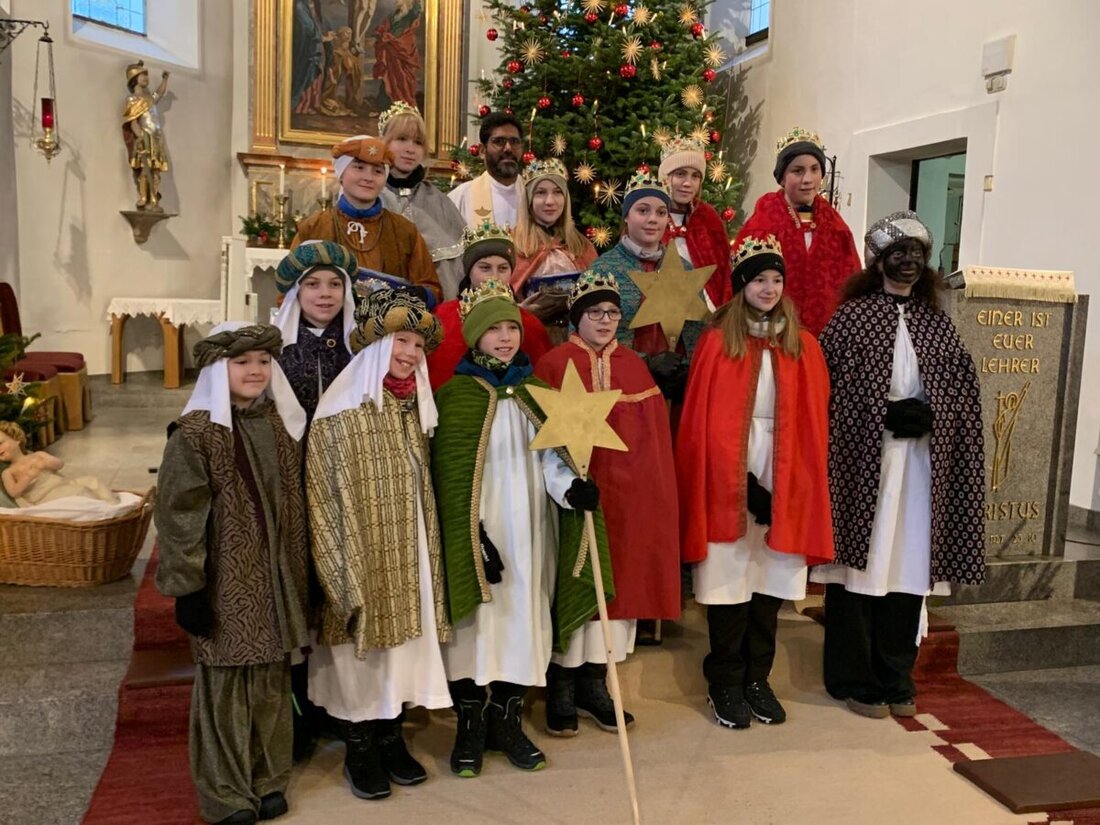 Flossenbürg. Pfarrvikar John Palathinkal segnete 14 Ministrantinnen und Ministranten als Sternsinger zur Aussendung in Flossenbürg. Weniger Kinder als üblich sammeln Spenden, da der Sternsingeraktionstart in die Schulferien fiel.