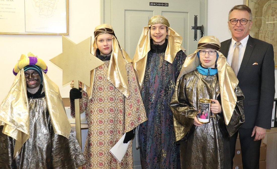 Tirschenreuth. Den Sternsingersegen gibt’s auch für das Rathaus! In Tirschenreuth waren die Sternsinger schon zu Gast.  In diesen Tagen sind die Sternsinger wieder unterwegs, um Geld für wohltätige Zwecke zu [&hellip;]
