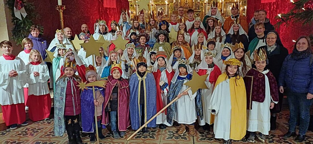 Weiden. 55 Sternsinger von St. Josef zogen trotz Kälte durch die Stadt und brachten Segen. Sie sammelten 20.579,71 Euro für Projekte, die Kindern weltweit – besonders in Bangladesch – Bildung und Schutz ermöglichen.