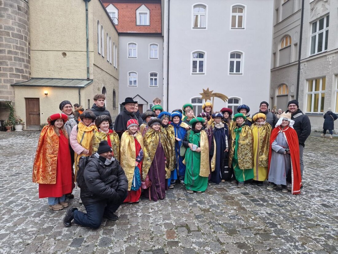 Eslarn/Moosbach. Jugendliche aus der Pfarreiengemeinschaft Eslarn-Moosbach feierten mit Bischof Rudolf im Dom St. Peter die Aussendung. Ab dem 2. Januar 2026 ziehen sie wieder von Haus zu Haus.