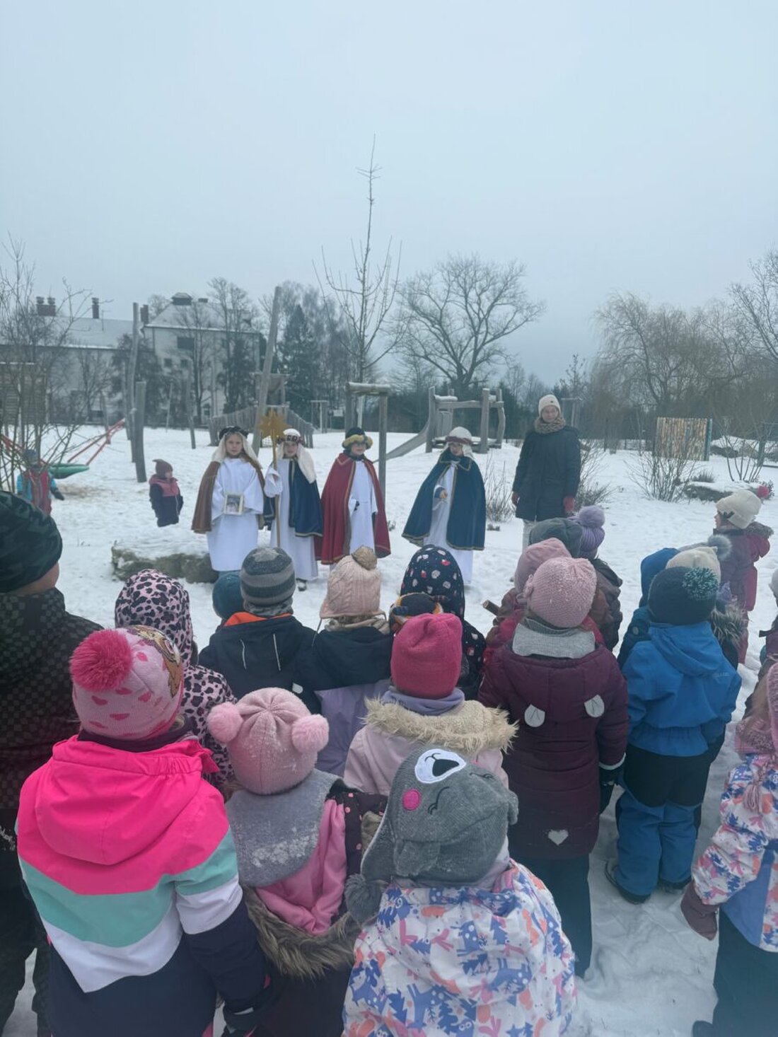 Waldsassen. Besonderer Besuch im Johanniter-Kinderhaus „Waldwichtel“: Die Sternsinger, die in diesem Jahr von der Pfarrei Waldsassen organisiert wurden, waren zu Gast und sorgten mit Liedern, Segenswünschen und ihren prächtigen Gewändern für feierliche Stimmung. Gespannt verfolgten die Kinder den Auftritt der verkleideten Sternsinger und hörten aufmerksam zu.