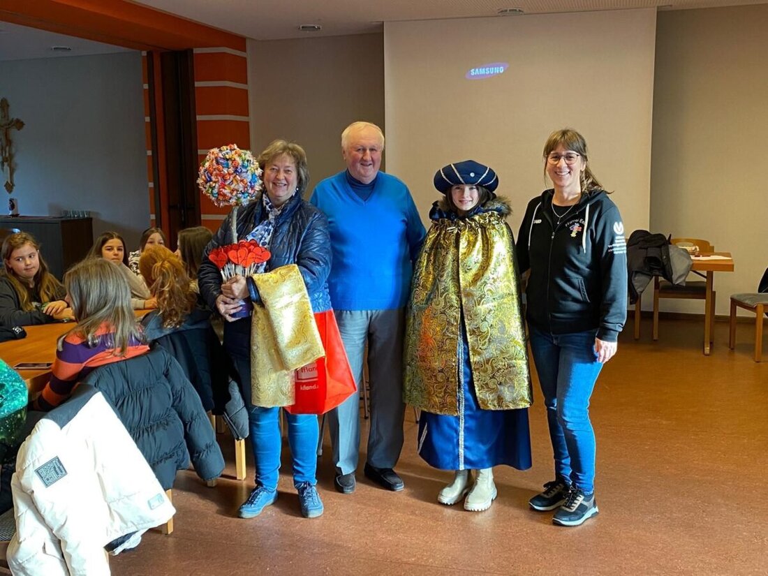 Eslarn. Die Sternsinger freuen sich über neue, von einer Näherin kostenlos gefertigte Umhänge für ihre Aktion 2025, während Pfarrer und Gemeinde sich bei ihr mit einem herzlichen Dank aussprechen.