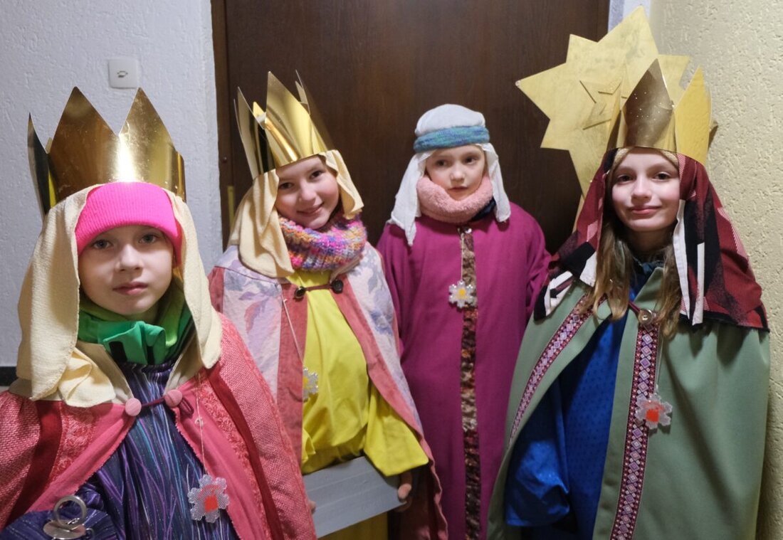 Floß. Die Sternsinger zogen zum Neujahrsgottesdienst aus, sangen im Markt und Teilen des Landes und sammelten unter dem Motto „Schule statt Fabrik“ Spenden. 27 Kinder beider Konfessionen erzielten 7.600 Euro.