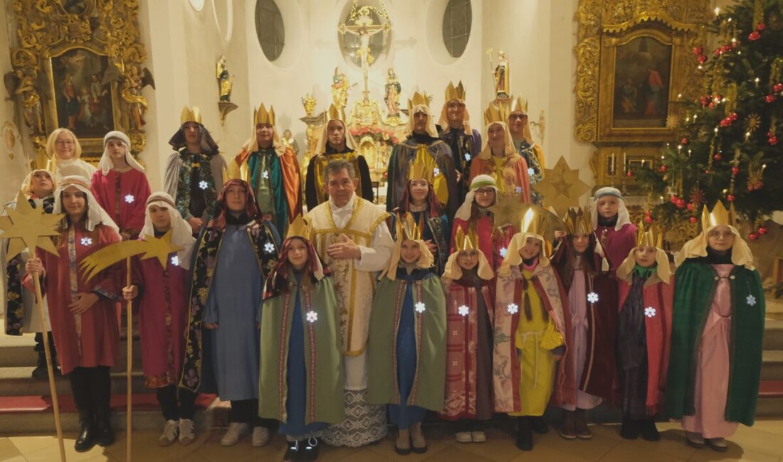 Floß. Die Sternsinger der Pfarrei St. Johannes der Täufer ziehen an Neujahr durch Markt und Land und bringen Segen in die Häuser.  