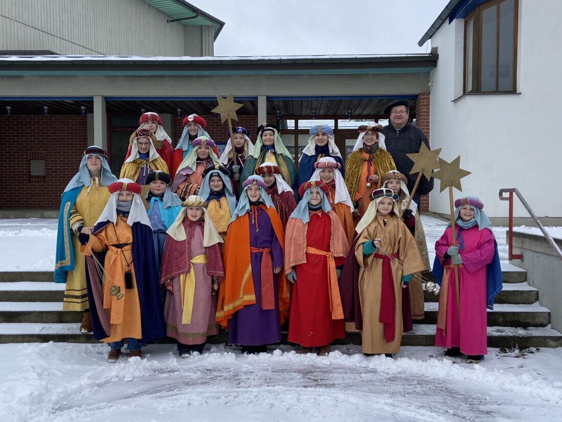 Neuhaus. Am Samstag waren die Ministranten der Pfarrei Hl-Geist aus Neuhaus als Sternsinger unterwegs.