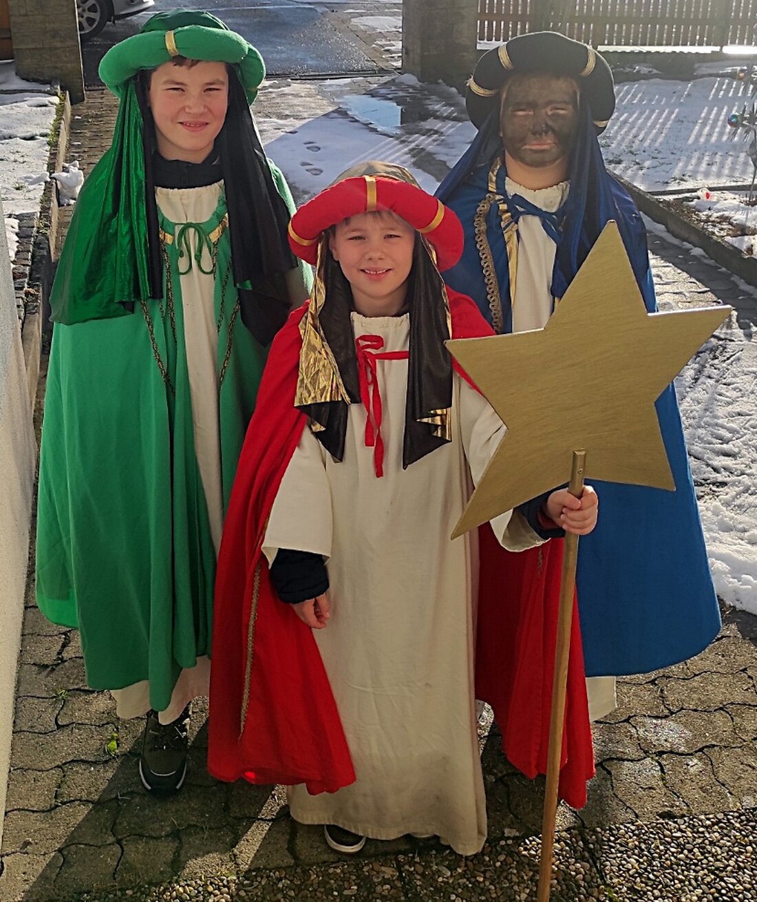 Schlammersdorf. Ministranten zogen als Heilige Drei Könige verkleidet durch Schlammersdorf, um Segen zu bringen und sammelten 2200 Euro für benachteiligte Kinder.