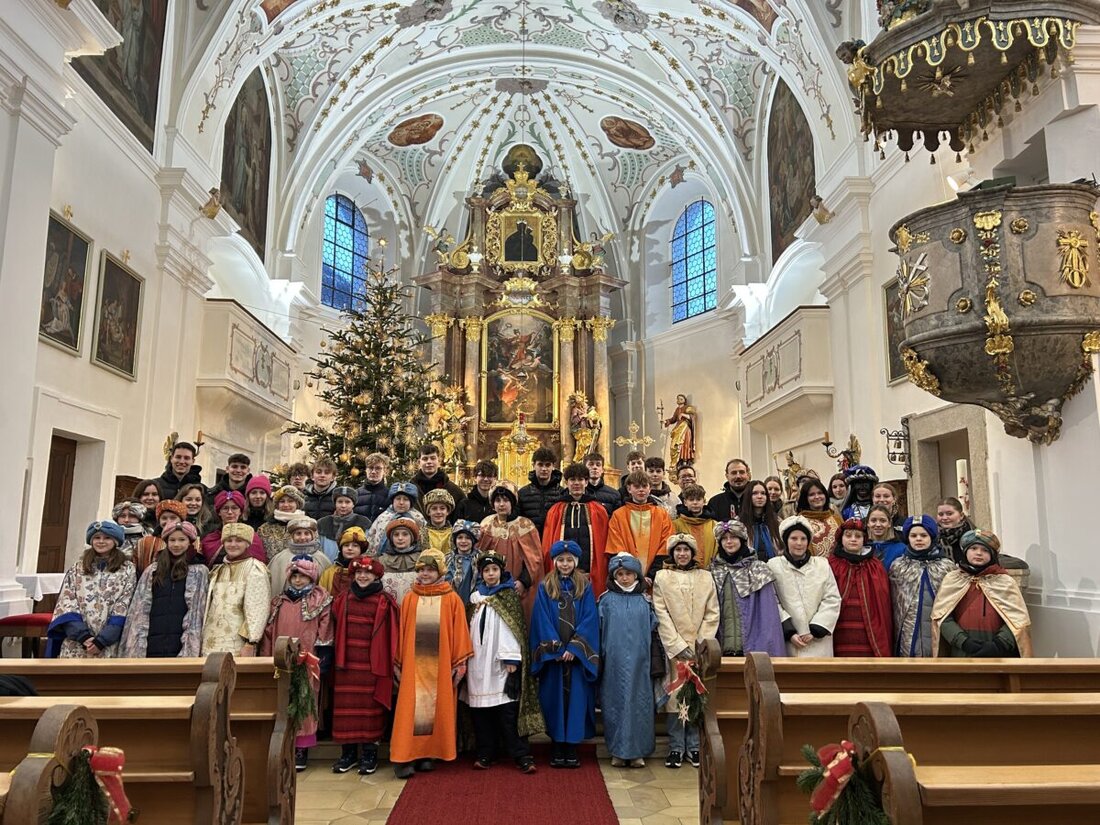 Neustadt/WN.  Am 5. Januar waren die Sternsinger der Pfarrei St. Georg in Neustadt/WN und Reiserdorf wieder im Einsatz. Insgesamt machten sich 38 Ministranten und weitere ehrenamtliche Helfer sowie 20 engagierte Gruppenleiter auf den Weg, um den Segen in die Häuser zu bringen und Spenden für Kinder in Not zu sammeln.
