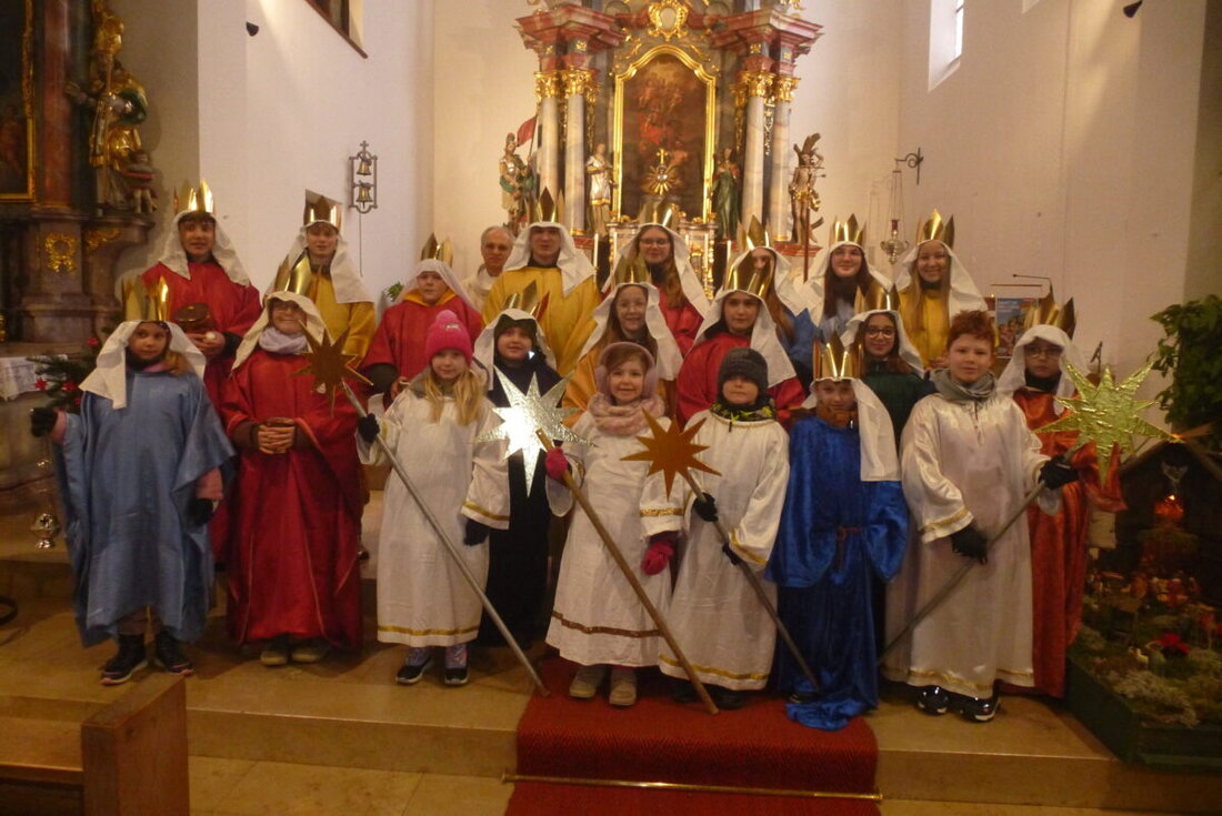Kaltenbrunn und Dürnast. Trotz klirrender Kälte zogen am Dreikönigstag 17 Kinder, darunter auch evangelische, als Sternsinger durch die Straßen. Fünf Gruppen sammelten 2.728 Euro für notleidende Kinder in Bangladesch und weltweit.