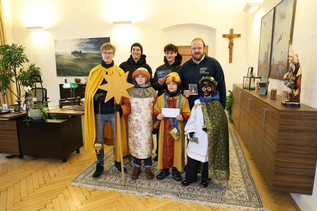 Neustadt/WN. Zu Beginn des neuen Jahres waren die Sternsinger der Pfarrei St. Georg wieder unterwegs, um den Dreikönigssegen weiterzugeben. Am 5. Januar 2026 machten sie dabei Station im Landratsamt Neustadt/WN, wo sie von Landrat Andreas Meier herzlich empfangen wurden.