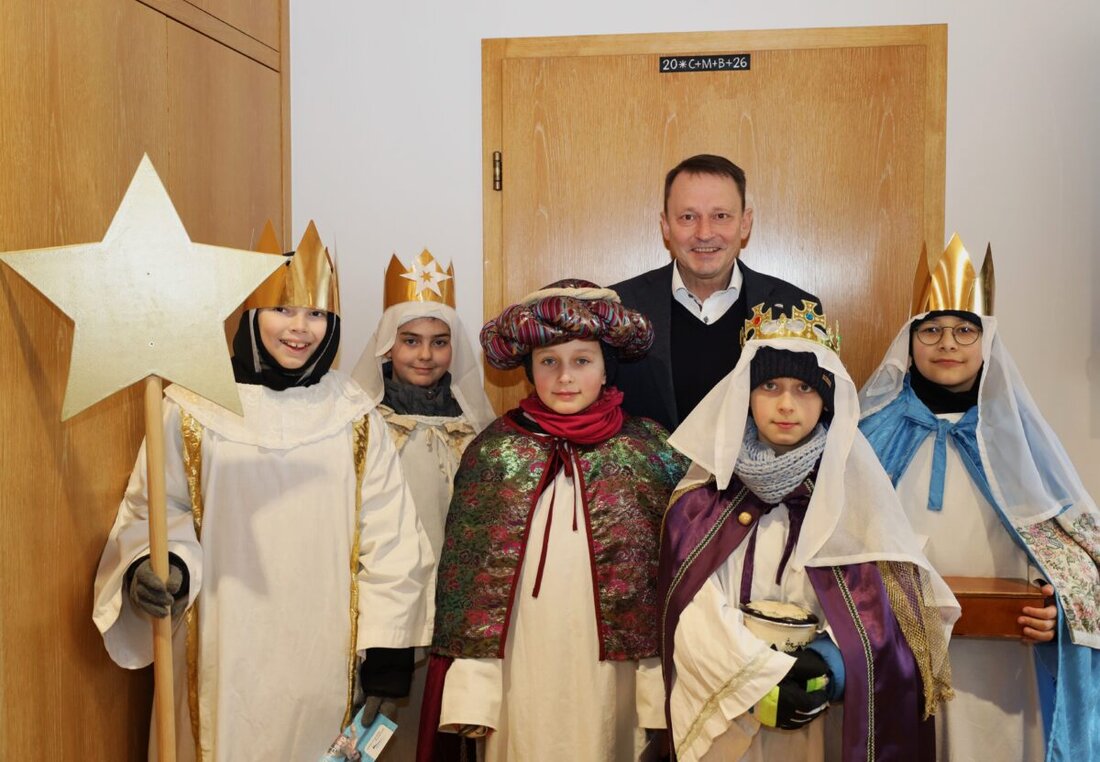Weiden. Die Ministranten der Pfarrei St. Josef ziehen derzeit als Sternsinger von Haus zu Haus und überbringen den Segen Gottes. Nun machten die Sternsinger auch im Neuen Rathaus Halt.