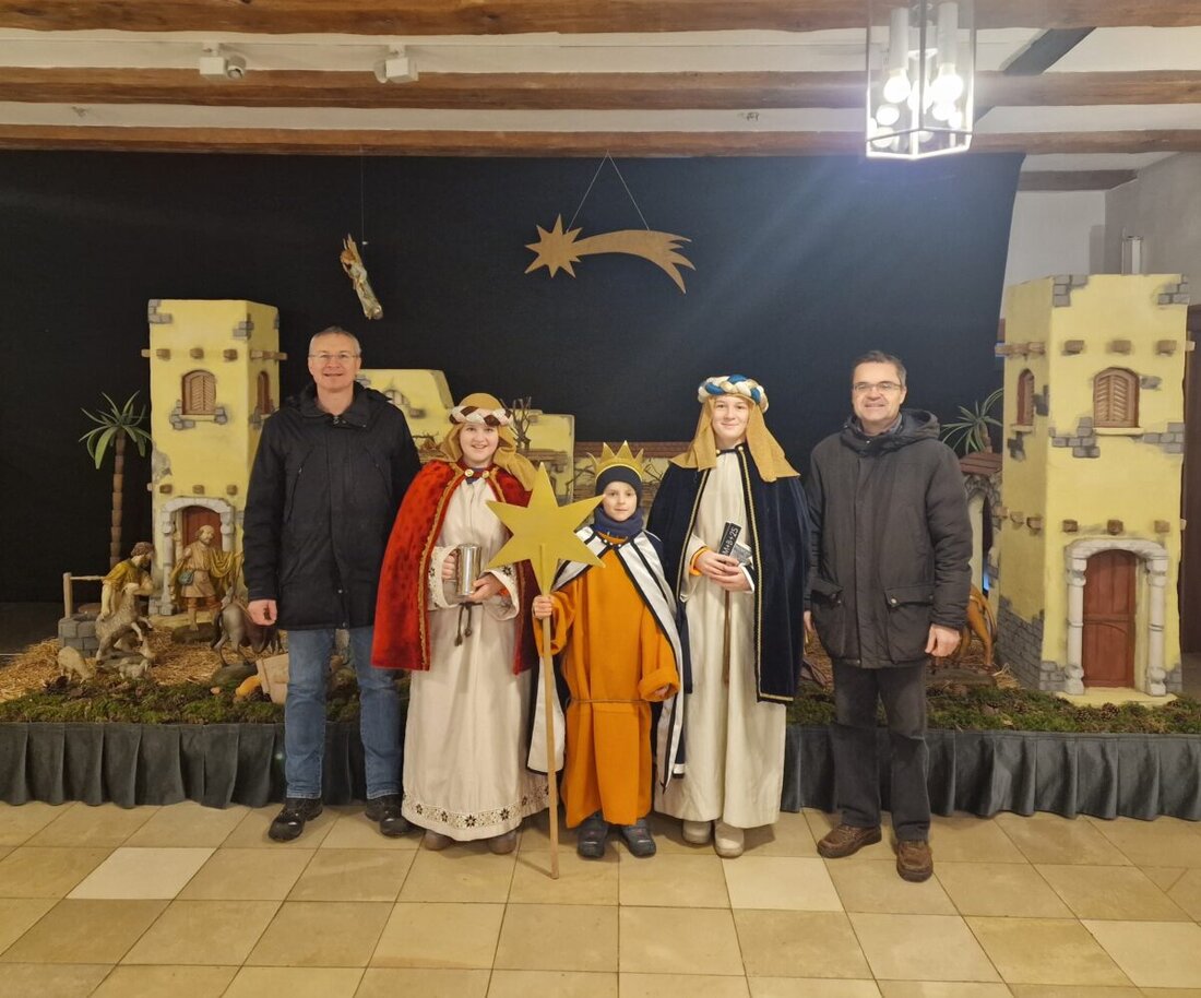 Burglengenfeld. Sternsinger der Pfarrei St. Vitus brachten am Donnerstagmorgen den Segen ins Rathaus, unterstützt vom Leitwort "Erhebt eure Stimme! - Sternsingen für Kinderrechte".
