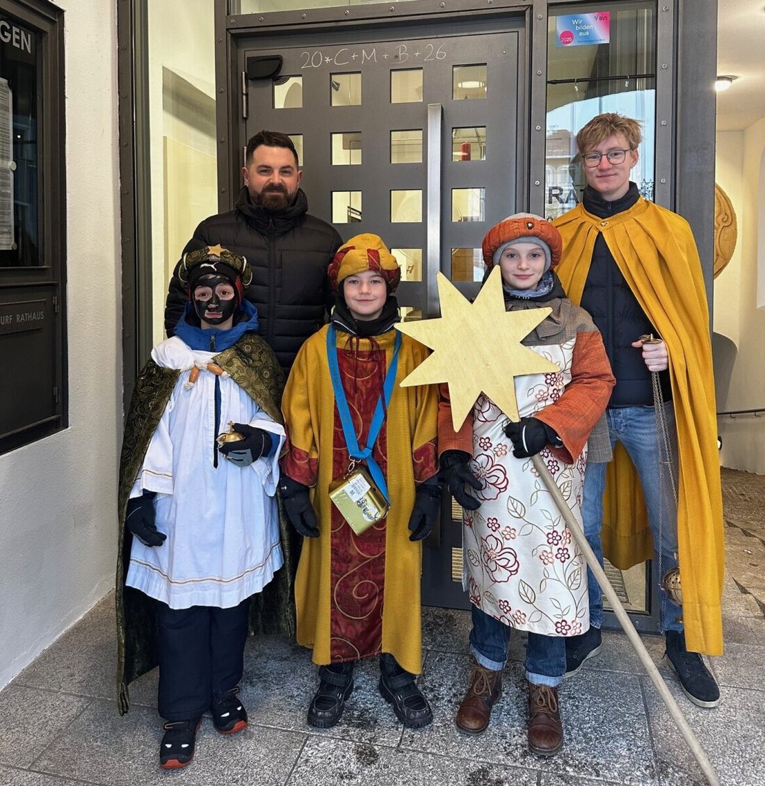 Neustadt/WN. Die Sternsinger haben dem Rathaus ihren Neujahrssegen gebracht und ihn traditionell mit Kreide an die Türen geschrieben.