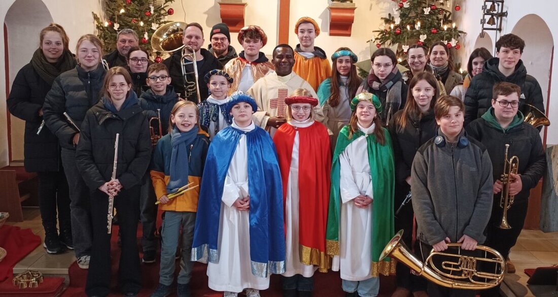 Immenreuth. Ein feierlicher Gottesdienst zum Fest der Heiligen Drei Könige füllte die Herz-Jesu-Pfarrkirche. Die Kemnather Jugendblaskapelle und die Sternsinger gestalteten die Messe und wurden zuvor bei einer Andacht ausgesandt.