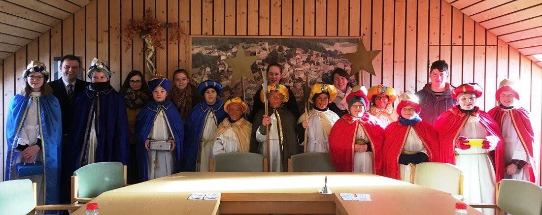 Leuchtenberg. In vier Gruppen waren die Leuchtenberger Sternsinger unterwegs und brachten die Summe von 1.370 Euro zusammen. Von Sieglinde Schärtl Bei der ersten Station bekamen sie dazu noch Lebkuchen und [&hellip;]