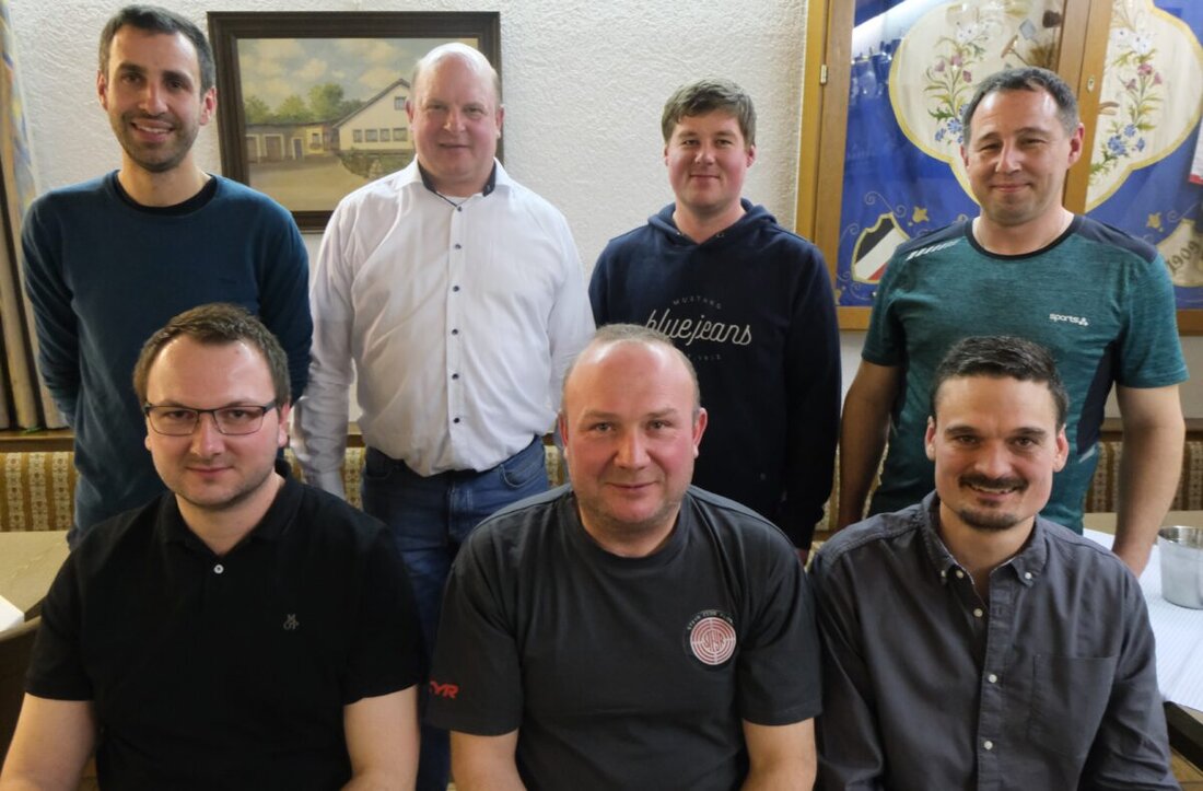 Floß. Der Steyr-Club feiert 30 Jahre, bestätigt seine Vorstandschaft und blickt auf umfangreiche Maschineneinsätze zurück. Die Gründungsfeier steigt am Sonntag, 31. Mai, nach dem Gottesdienst um 9.30 Uhr bei Gollwitzer in Gösen.