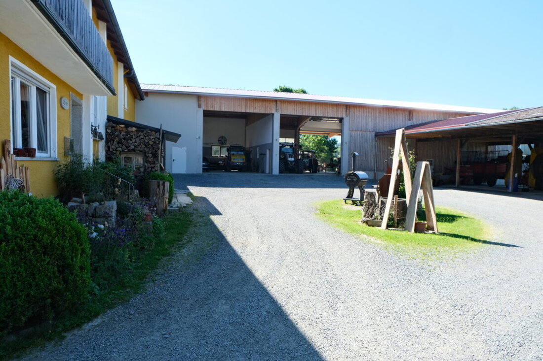 Floß. Der Steyr-Club feiert sein 30-jähriges Bestehen am Sonntag, 31. Mai, beim Stahl-Eherl in Gösen. Los geht es um 9.30 Uhr mit einem Freiluftgottesdienst; danach warten Frühschoppen, Weißwurst und eine Maschinenausstellung.