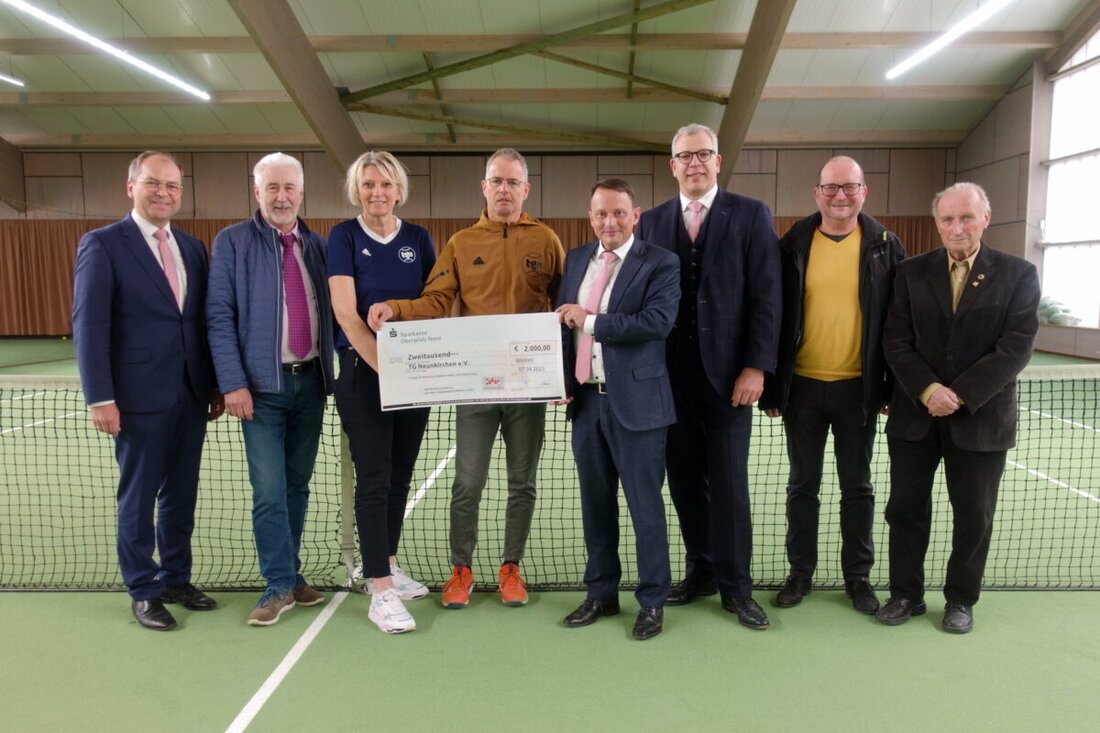 Weiden. Die Sportfördungsstiftung der ehemaligen Stadtsparkasse unterstützt lokale Sportvereine mit einem symbolischen Scheck über 2.000 Euro für die LED-Hallenbeleuchtung der Tennisgemeinschaft Neunkirchen. Seit ihrer Gründung 1995 hat die Stiftung insgesamt 1.662.000 Euro an Weidener Sportvereine ausgezahlt und damit 488 Projekte gefördert.