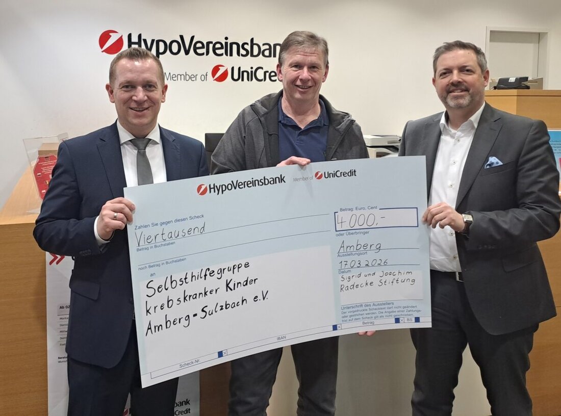 Amberg. Die Sigrid und Joachim Radecke Stiftung fördert die Selbsthilfegruppe krebskranker Kinder Amberg-Sulzbach mit 4.000 Euro. Im März 2026 übergeben HypoVereinsbank und Stiftung den Scheck.